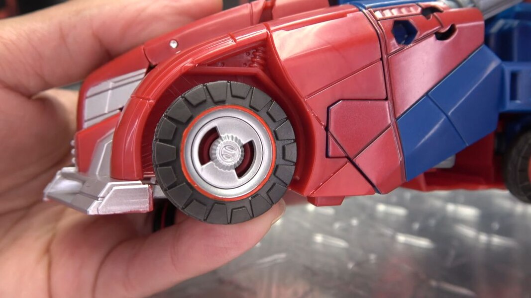 Image Of Gamer Optimus Prime In Hand Video Review From Transformers Studio Series  (19 of 37)